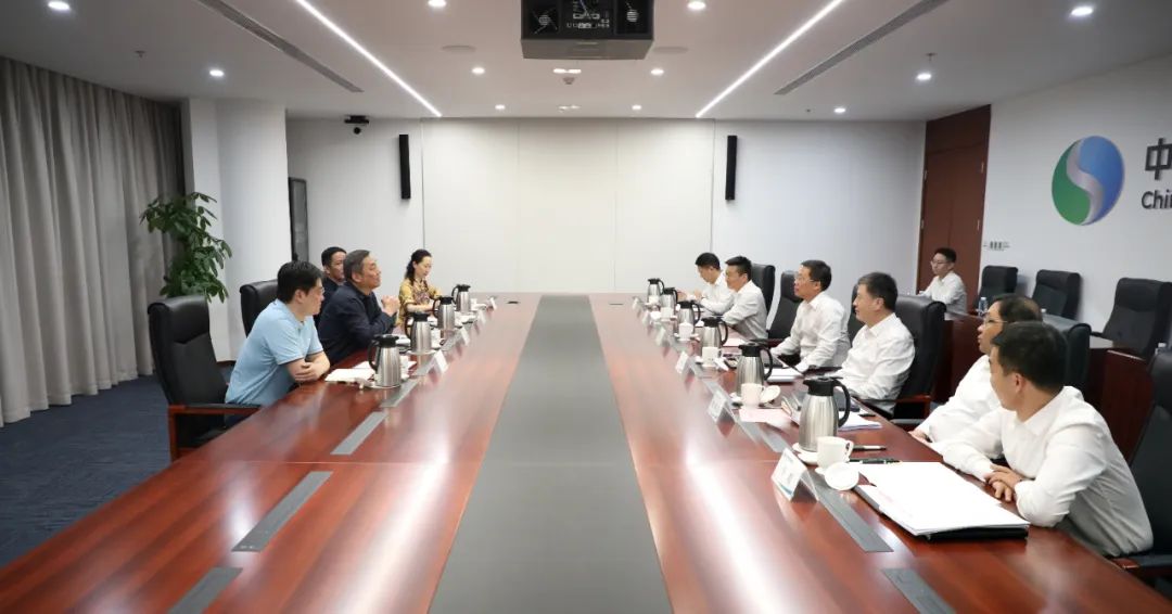 中國(guó)電氣裝備李洪鳳董事長(zhǎng)、周群總經(jīng)理會(huì)見上海市經(jīng)信委副主任戎之勤