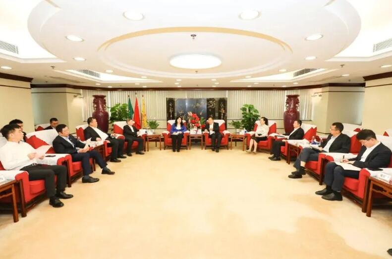 李麗娜與南光集團(tuán)總經(jīng)理姜維亮?xí)? width=