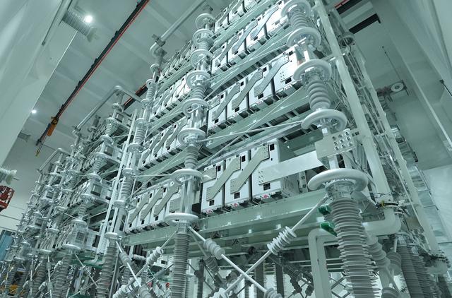 全國首套電網(wǎng)側(cè)構(gòu)網(wǎng)型SVG在成都投運