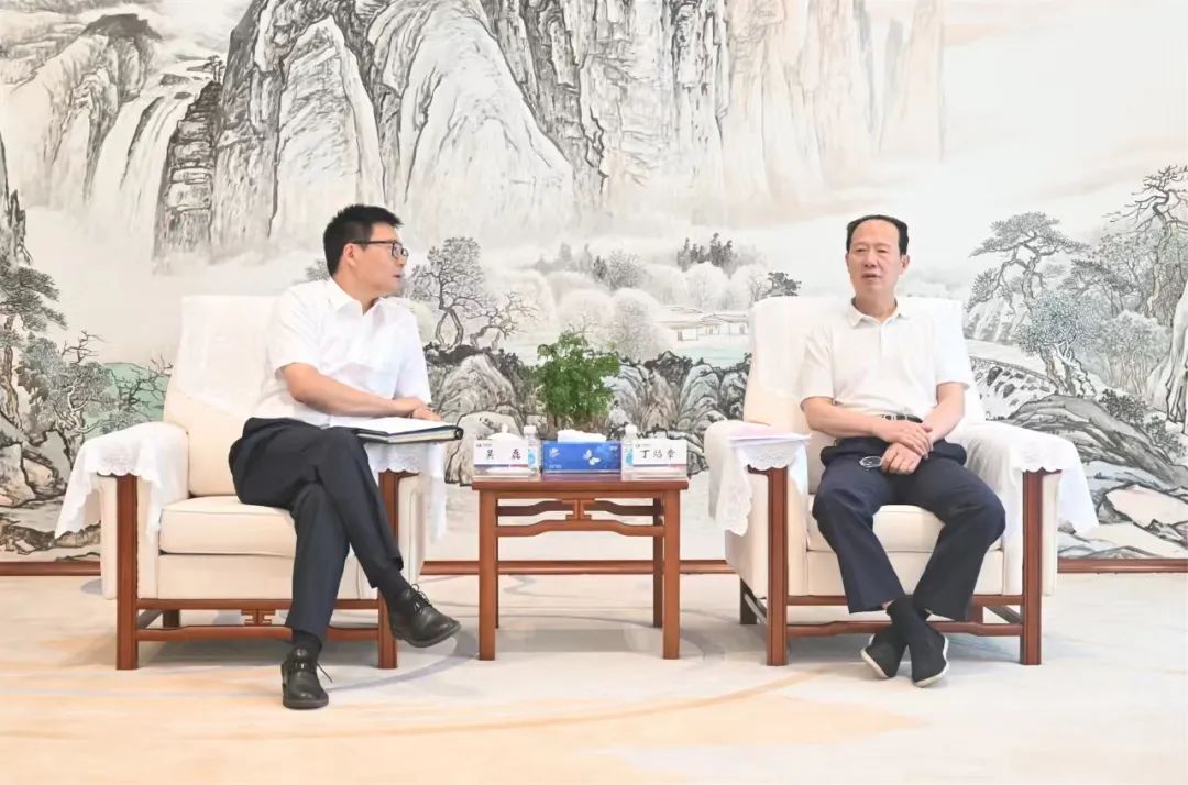 中國(guó)電建黨委書記、董事長(zhǎng)丁焰章與上海電氣集團(tuán)黨委書記、董事長(zhǎng)吳磊會(huì)談