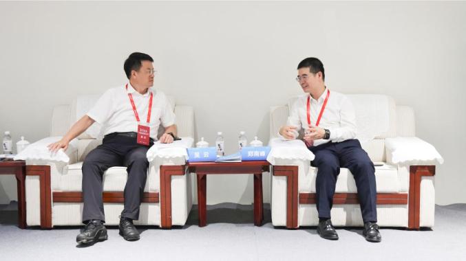 吳云與中國(guó)科學(xué)院院士、中國(guó)氫能聯(lián)盟戰(zhàn)略指導(dǎo)委員會(huì)委員、廈門大學(xué)教授鄭南峰座談