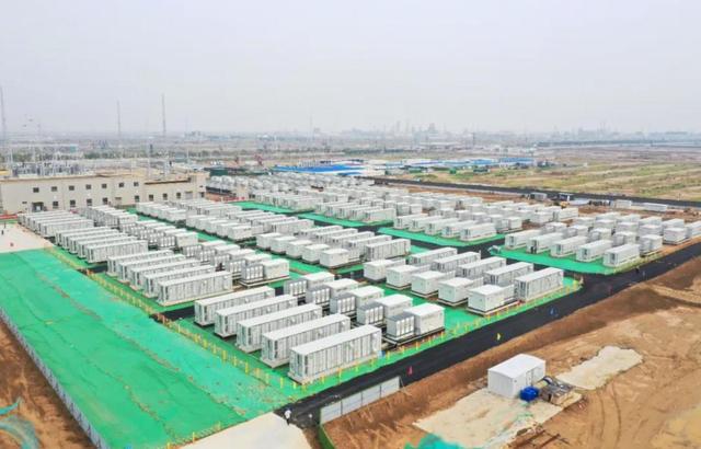 儲(chǔ)能電站運(yùn)維管理員:風(fēng)口上的“綠領(lǐng)”職業(yè)