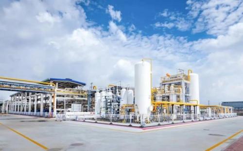 在百年上海龍華機場變身開展城市更新的上海徐匯西岸地區(qū)，一座傾注綠色低碳技術(shù)的“零碳樓”拔地而起，即將進入建筑環(huán)節(jié)中最忙碌、最繁瑣的裝修工程階段。這座“綠色建筑”是東航資產(chǎn)在民航建筑領(lǐng)域的創(chuàng)新探索成果，