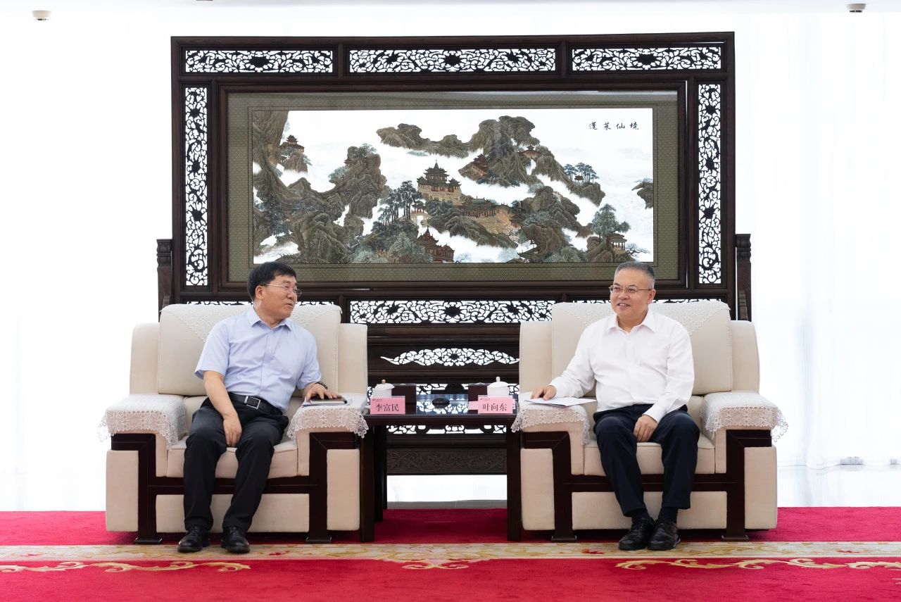 華電集團(tuán)黨組副書記、總經(jīng)理葉向東與三峽集團(tuán)黨組副書記、總經(jīng)理李富民舉行會(huì)談