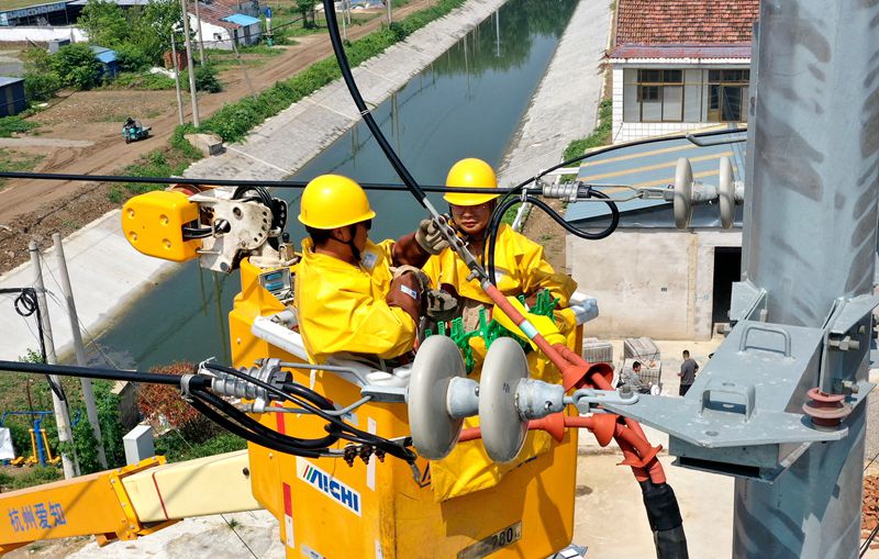 國網(wǎng)江蘇電力睢寧縣供電公司:鏖戰(zhàn)“秋老虎”消缺保供電