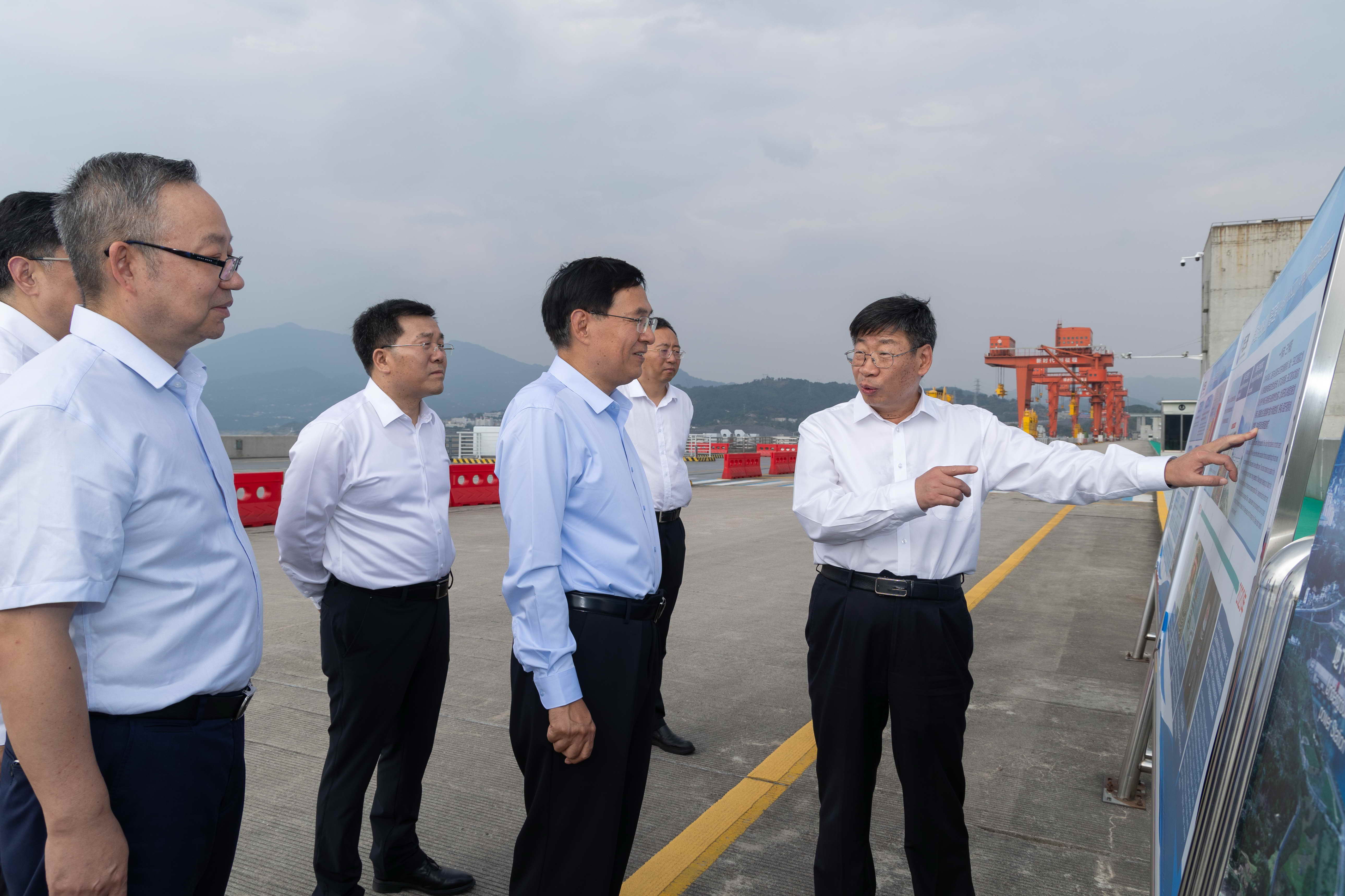 國(guó)務(wù)院國(guó)資委黨委書(shū)記、主任張玉卓到三峽集團(tuán)調(diào)研強(qiáng)調(diào)