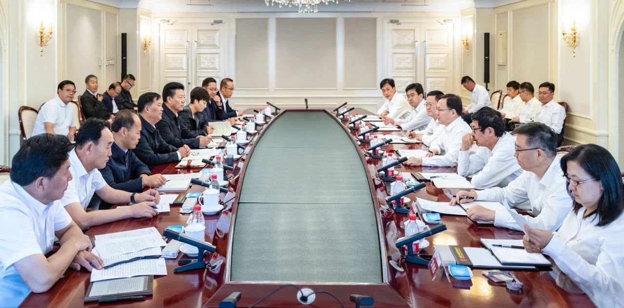 大唐集團總經(jīng)理、黨組副書記張傳江與青海省海南州委書記呂剛、州長尕瑪朋措會談