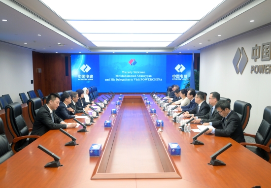 中國(guó)電建黨委書(shū)記、董事長(zhǎng)丁焰章與沙特國(guó)際電力和水務(wù)公司董事長(zhǎng)阿布納亞舉行會(huì)談