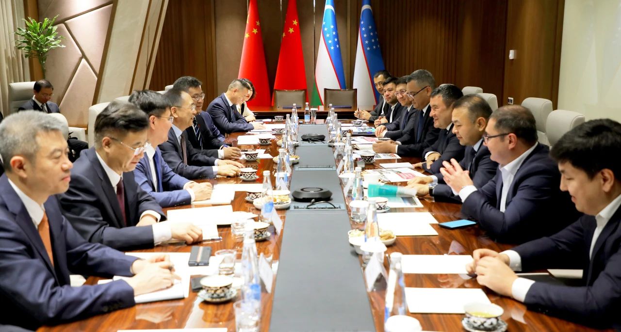 大唐集團有限公司黨組書記、董事長鄒磊與烏茲別克斯坦總理阿里波夫會談