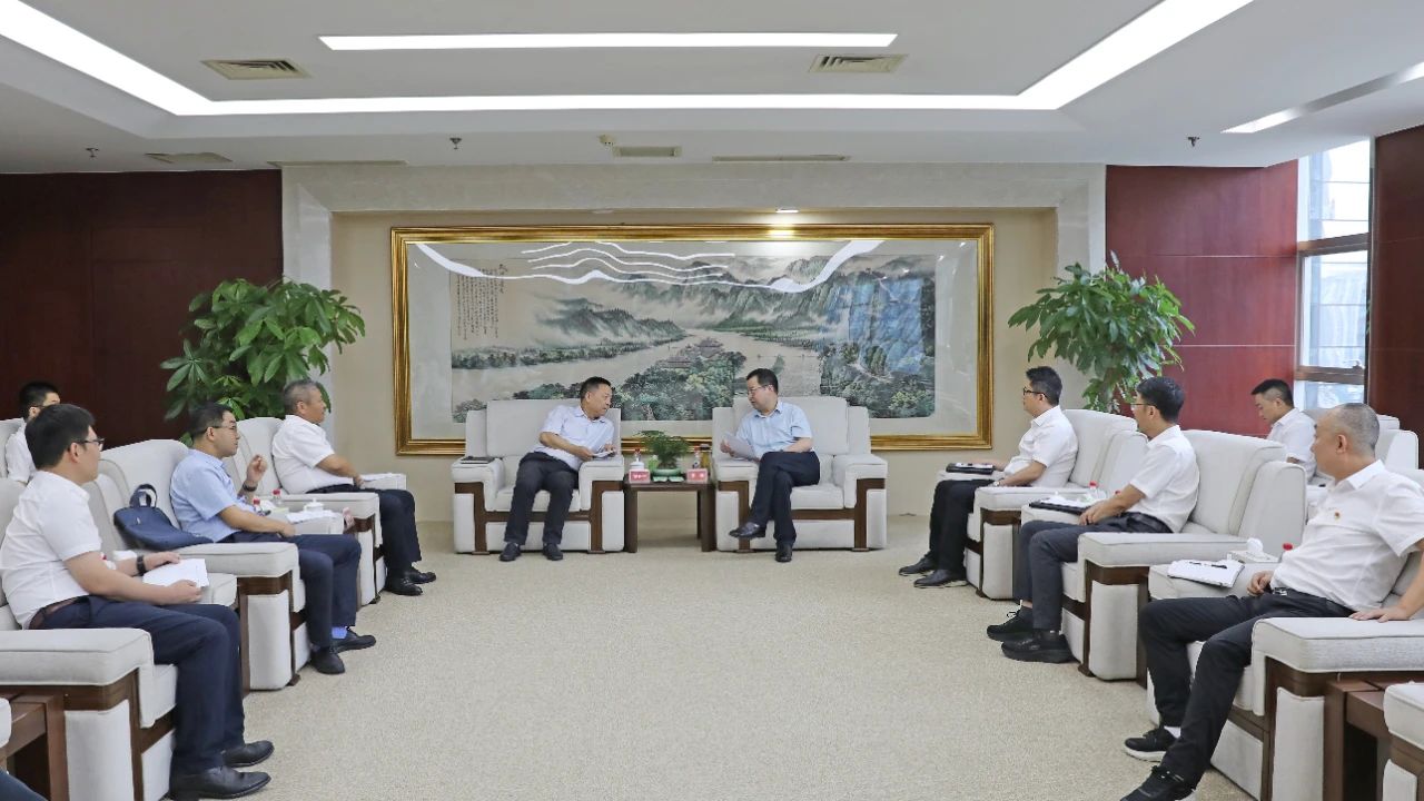 大唐四川公司黨委書記、董事長(zhǎng)梁華與水電十局黨委書記、董事長(zhǎng)范開平會(huì)談