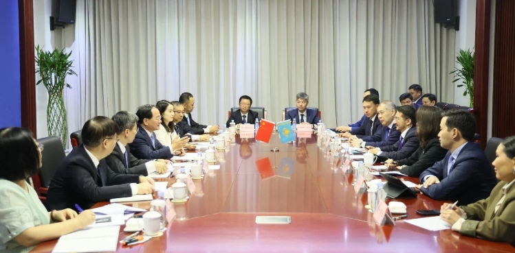 金壯龍會見哈薩克斯坦數(shù)字發(fā)展、創(chuàng)新和航空航天工業(yè)部部長扎斯蘭·馬季耶夫