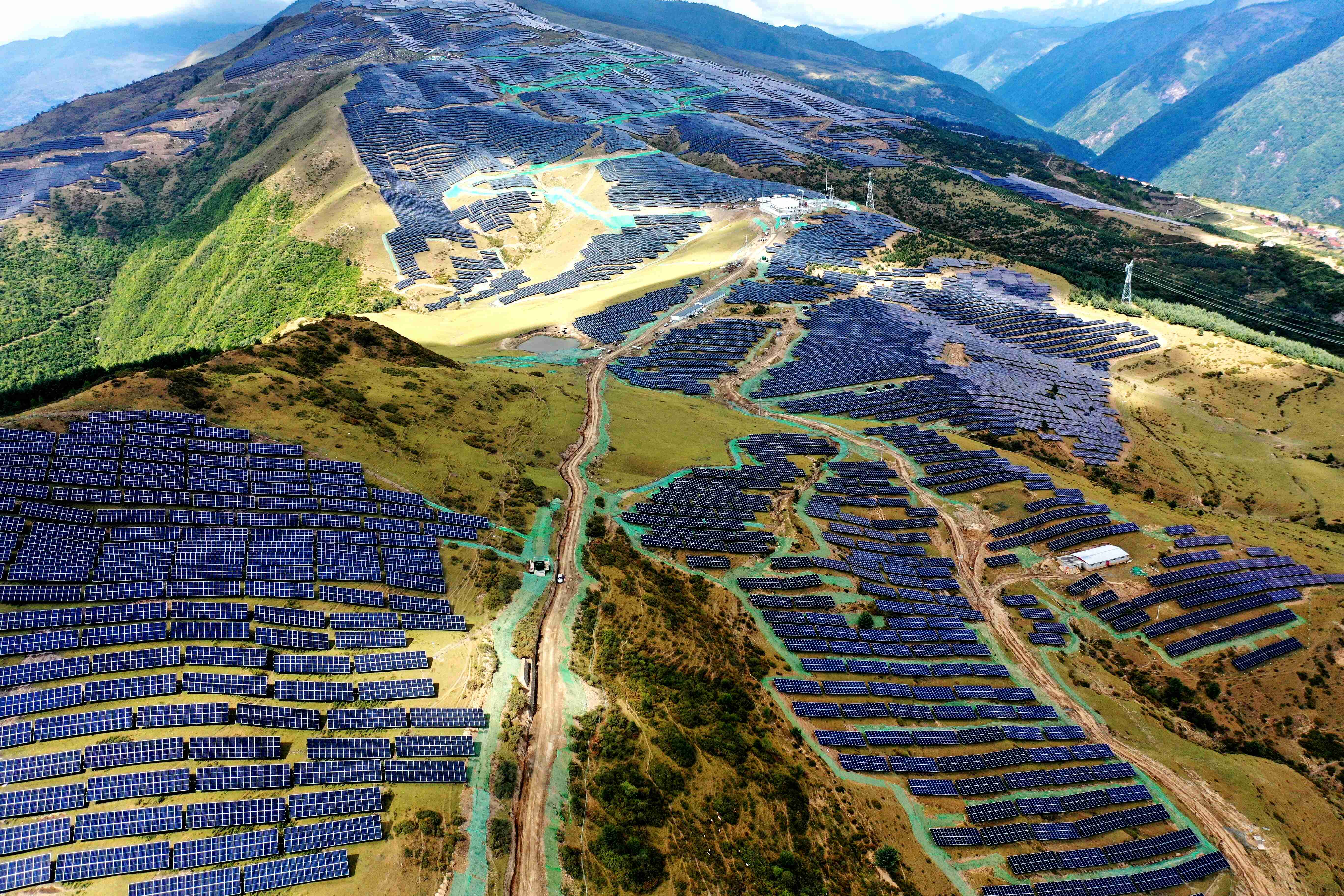 黑水縣“光伏+生態(tài)修復(fù)”創(chuàng)新發(fā)展模式 打好生態(tài)經(jīng)濟“組合拳”