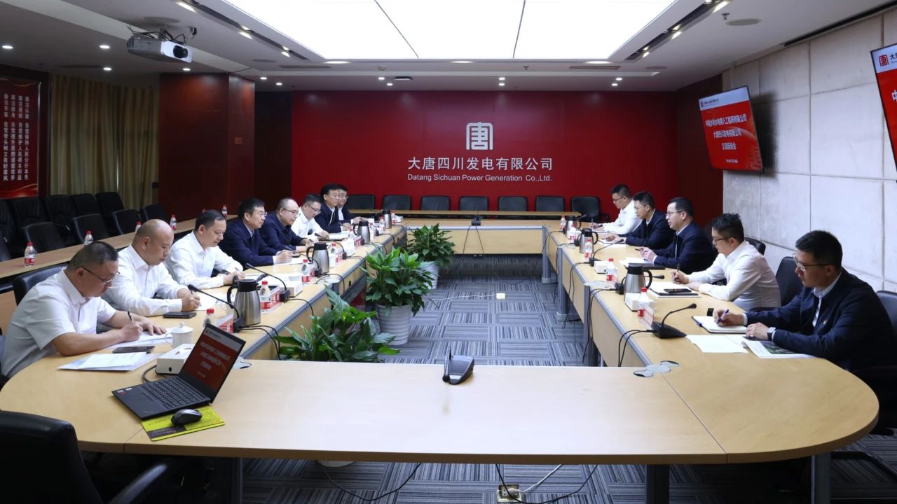 梁華與水電八局黨委書記、董事長(zhǎng)姜清華會(huì)談