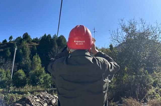 國網(wǎng)欒川縣供電公司兩地聯(lián)合特巡特護，備戰(zhàn)冬季用電高峰