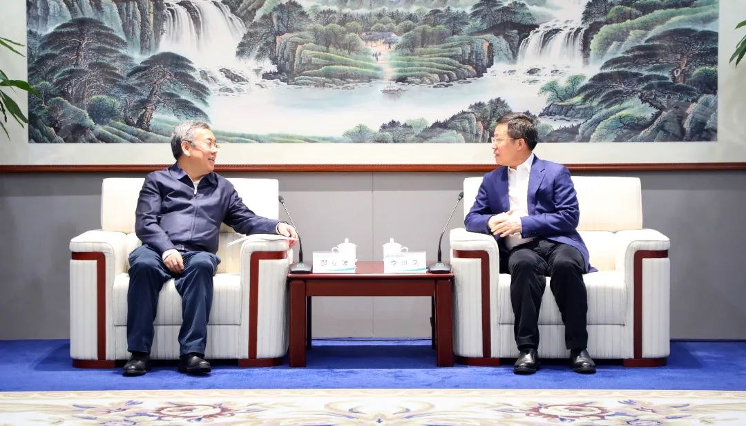 中國電氣裝備黨委書記、董事長李洪鳳會見國家開發(fā)銀行戰(zhàn)略客戶部總經(jīng)理邵立波