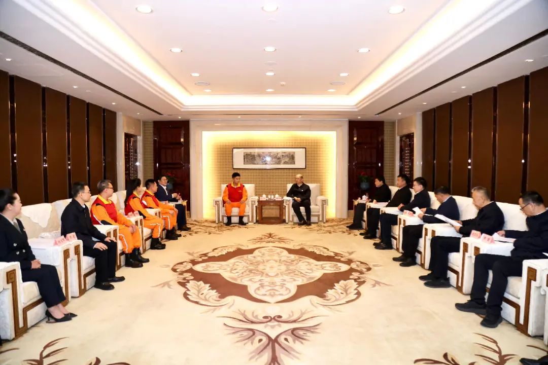 國務(wù)院國資委黨委舉辦“時(shí)代楷?！备咝逻B心橋黨員服務(wù)隊(duì)先進(jìn)事跡報(bào)告會(huì)