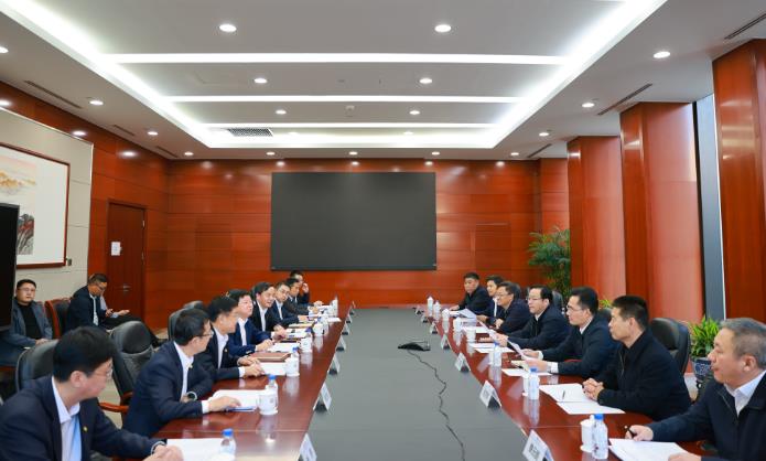 中國(guó)能建黨委委員、總經(jīng)濟(jì)師周小能與呼倫貝爾市委書記王旺盛會(huì)談