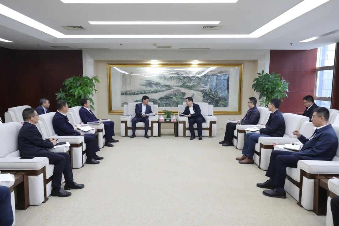 大唐四川公司黨委書記、董事長(zhǎng)梁華與中能建西南區(qū)域總部黨委書記、總經(jīng)理，中能建西南投資公司黨委書記、董事長(zhǎng)鄒小川會(huì)談