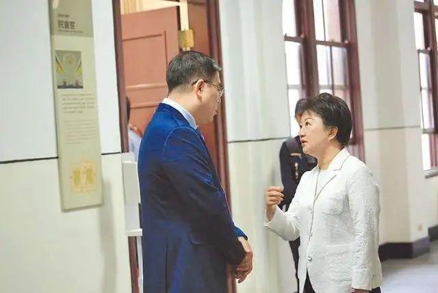 臺(tái)中火力發(fā)電廠環(huán)評(píng)過(guò)關(guān)，盧秀燕怒了，批臺(tái)當(dāng)局成為污染的放水者