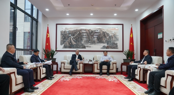 中國(guó)電建黨委副書(shū)記、總經(jīng)理王斌與內(nèi)蒙古電力集團(tuán)黨委書(shū)記、董事長(zhǎng)張海峰會(huì)談