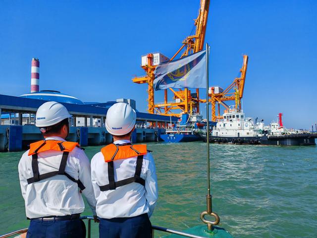 5000噸級電煤船首靠湛江，海事部門保障護航