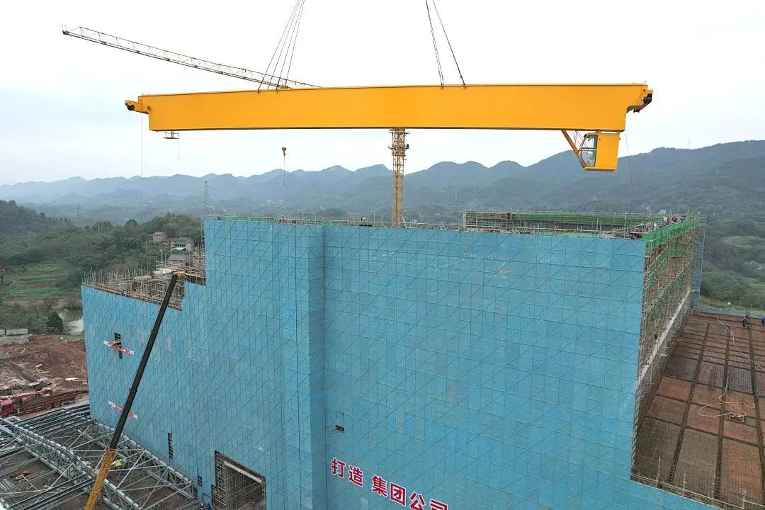 江津燃機(jī)項(xiàng)目主廠房行車吊裝提前就位