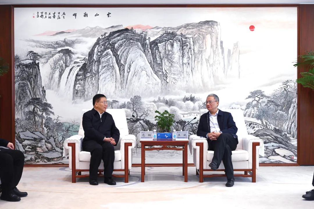 中國(guó)電建黨委副書(shū)記、總經(jīng)理王斌與內(nèi)蒙古自治區(qū)黨委常委、呼和浩特市委書(shū)記包鋼會(huì)談