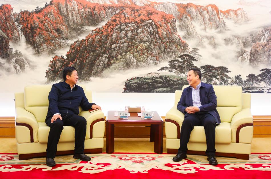 大唐甘肅公司黨委書(shū)記、董事長(zhǎng)王建偉與甘肅電投集團(tuán)黨委書(shū)記、董事長(zhǎng)蒲培文會(huì)談