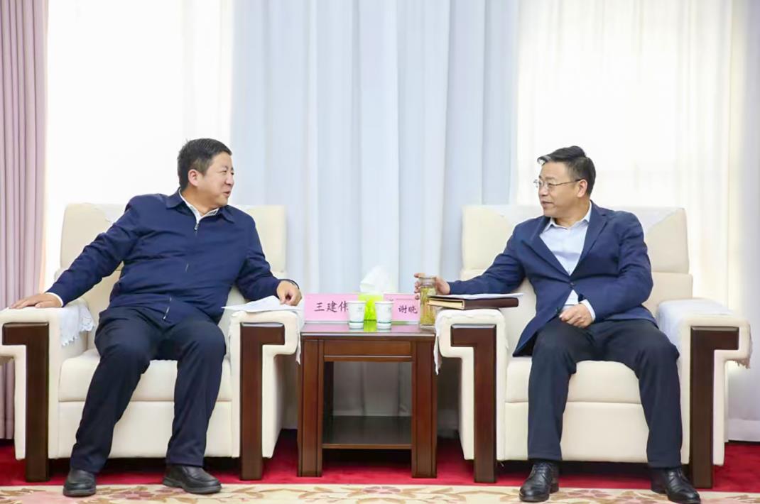大唐甘肅公司黨委書(shū)記、董事長(zhǎng)王建偉與甘肅能化集團(tuán)黨委書(shū)記、董事長(zhǎng)謝曉鋒會(huì)談