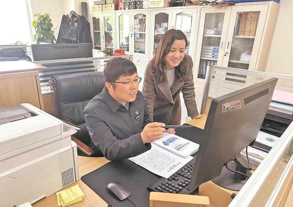 李洪偉：發(fā)揮專長援藏，助力智庫建設(shè)