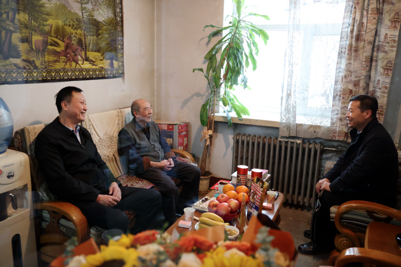 黃河公司黨委副書記于淼走訪慰問老黨員、退休干部周新光