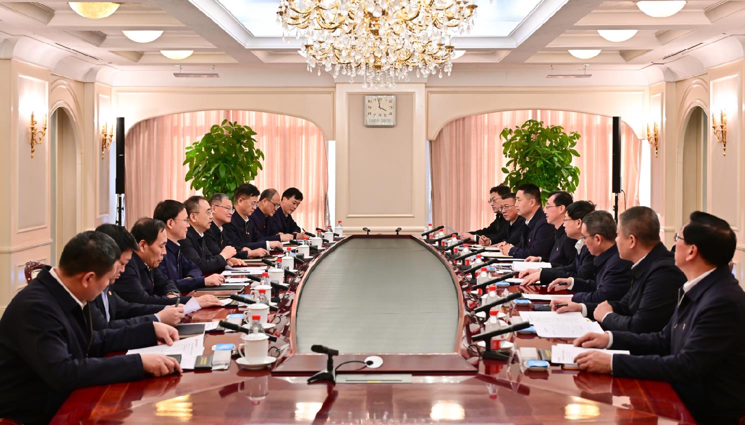 大唐集團(tuán)董事長(zhǎng)鄒磊、總經(jīng)理張傳江與中國(guó)安能董事長(zhǎng)陳奕輝、總經(jīng)理周慶豐會(huì)談