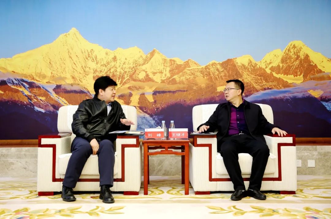 大唐云南公司黨委書記、董事長王繼才與華為中國區(qū)數(shù)字能源業(yè)務(wù)部副總裁劉峰會談