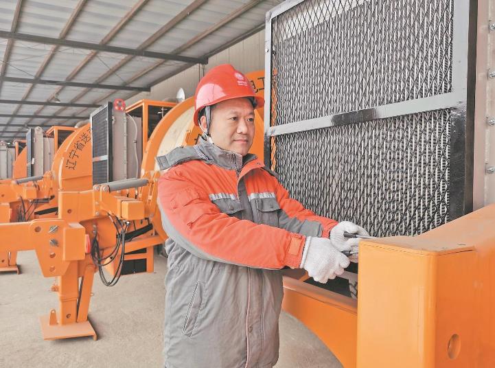 【國網(wǎng)特等勞?！筷愓穑簞?chuàng)新攻堅(jiān)步履不停 破解電網(wǎng)施工難題