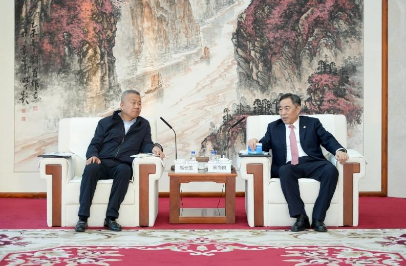 中國(guó)能建黨委書(shū)記、董事長(zhǎng)宋海良與山東發(fā)展集團(tuán)黨委書(shū)記、董事長(zhǎng)高長(zhǎng)生會(huì)談