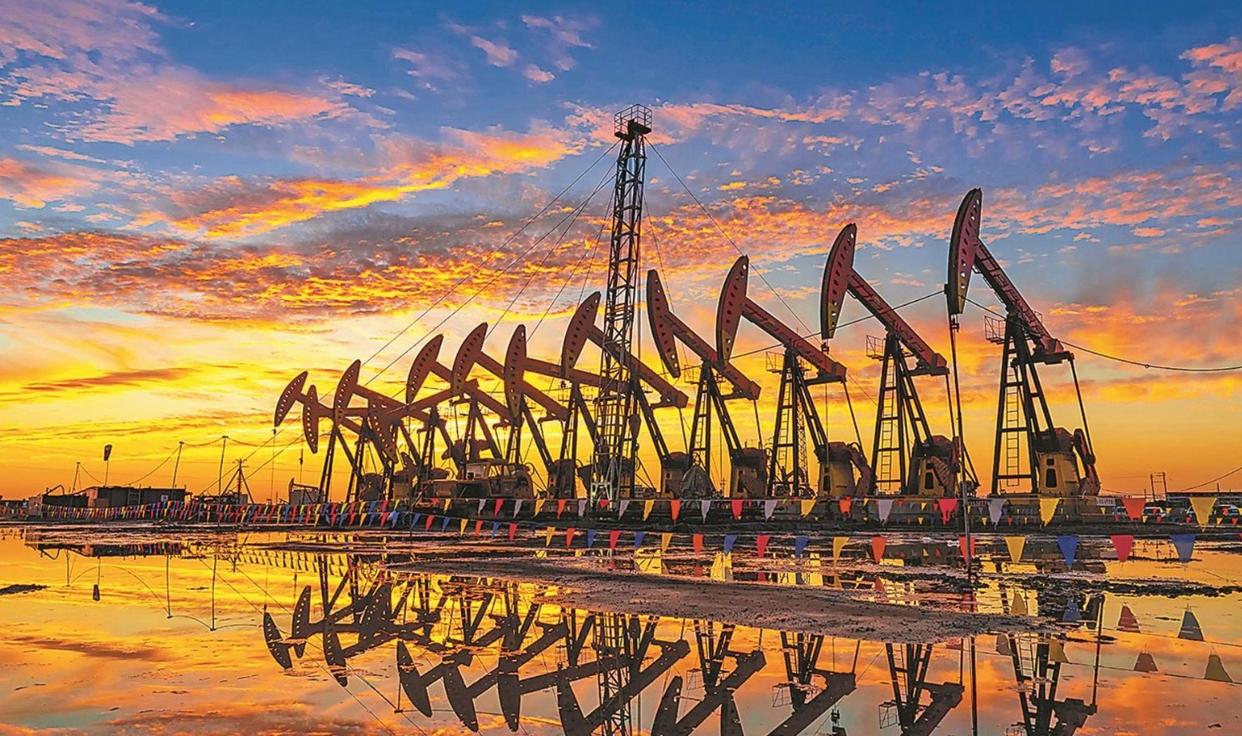 兩大能源機(jī)構(gòu)下調(diào)今年石油供應(yīng)過(guò)剩預(yù)期，油價(jià)全年怎么走