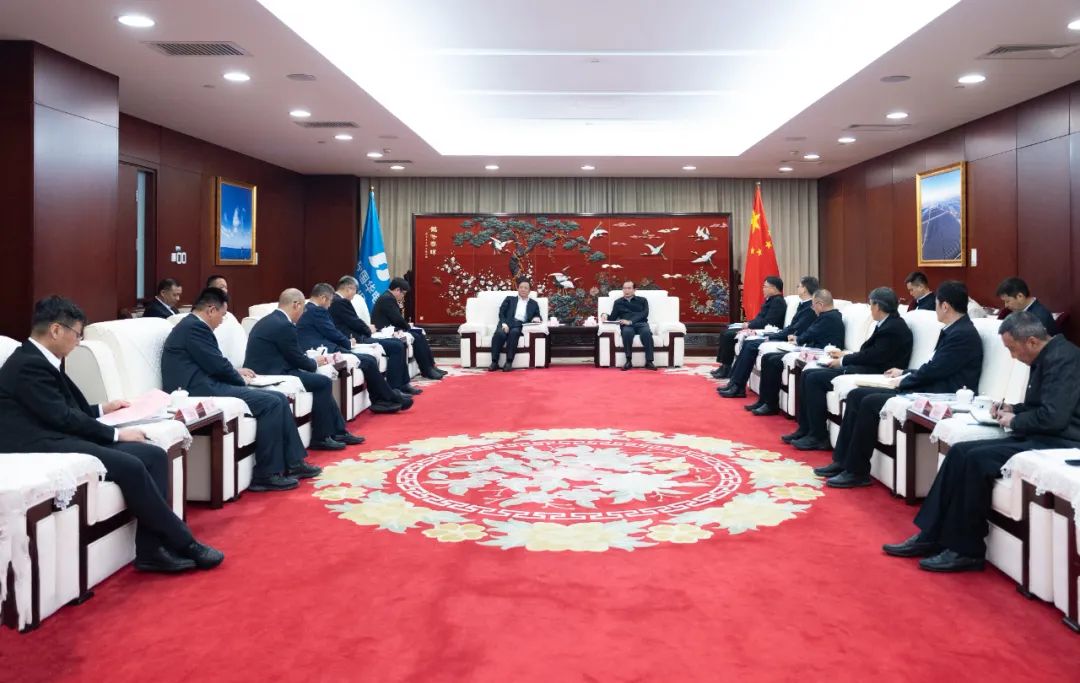 華電集團董事長、黨組書記江毅與特變電工黨委書記、董事長張新舉行會談