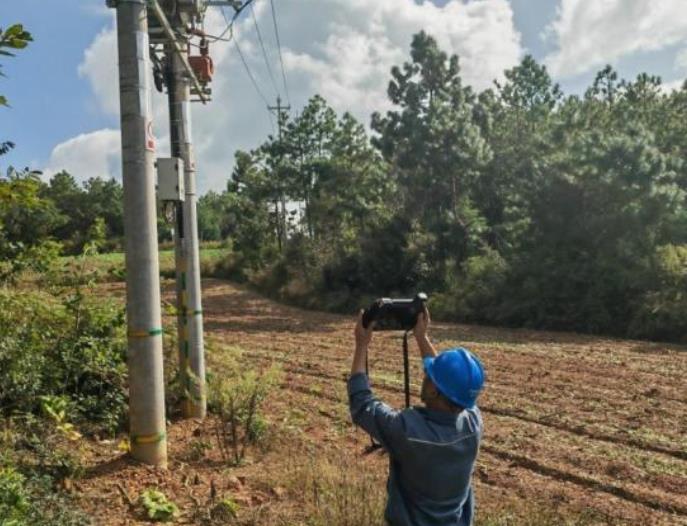 云南曲靖馬龍供電局全面防范山火 筑牢電網(wǎng)“
