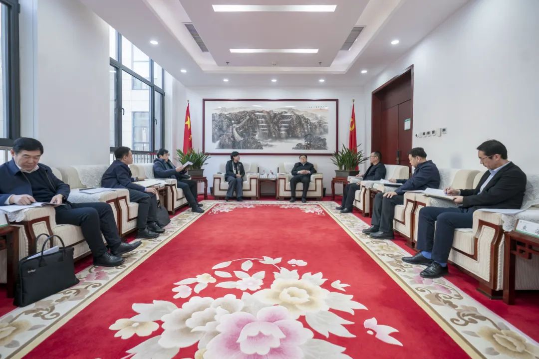 內(nèi)蒙古電力集團(tuán)與包頭市政府、中國二冶集團(tuán)、中國能建華北院和陜西院交流座談