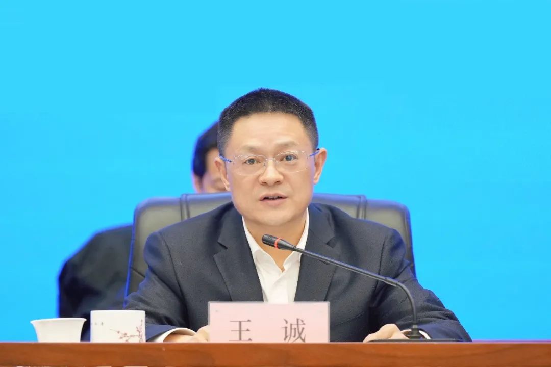 這一新成立能源集團，董事長、總經理亮相