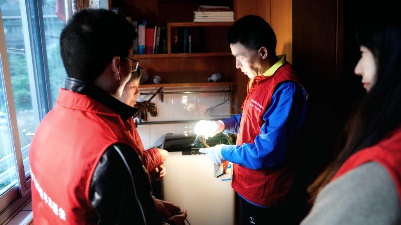 國網(wǎng)浙江物資公司電力青年主動上門服務(wù)，“電暖”千萬家