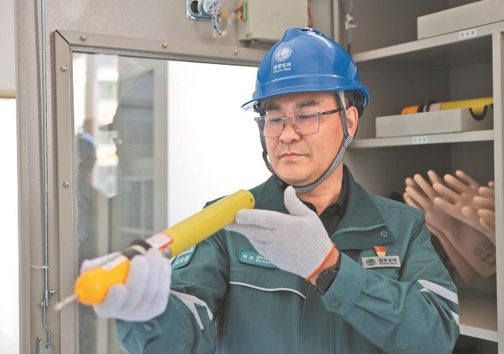 鄉(xiāng)親們的燈亮了，我的心就踏實了——記全國勞動模范楊波