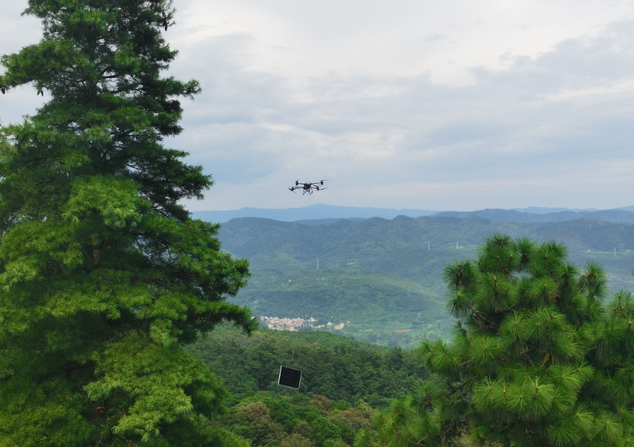 無人機“飛”越陡坡，山地光伏施工提速